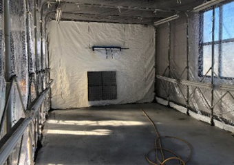 熟練した職人が鈑金塗装